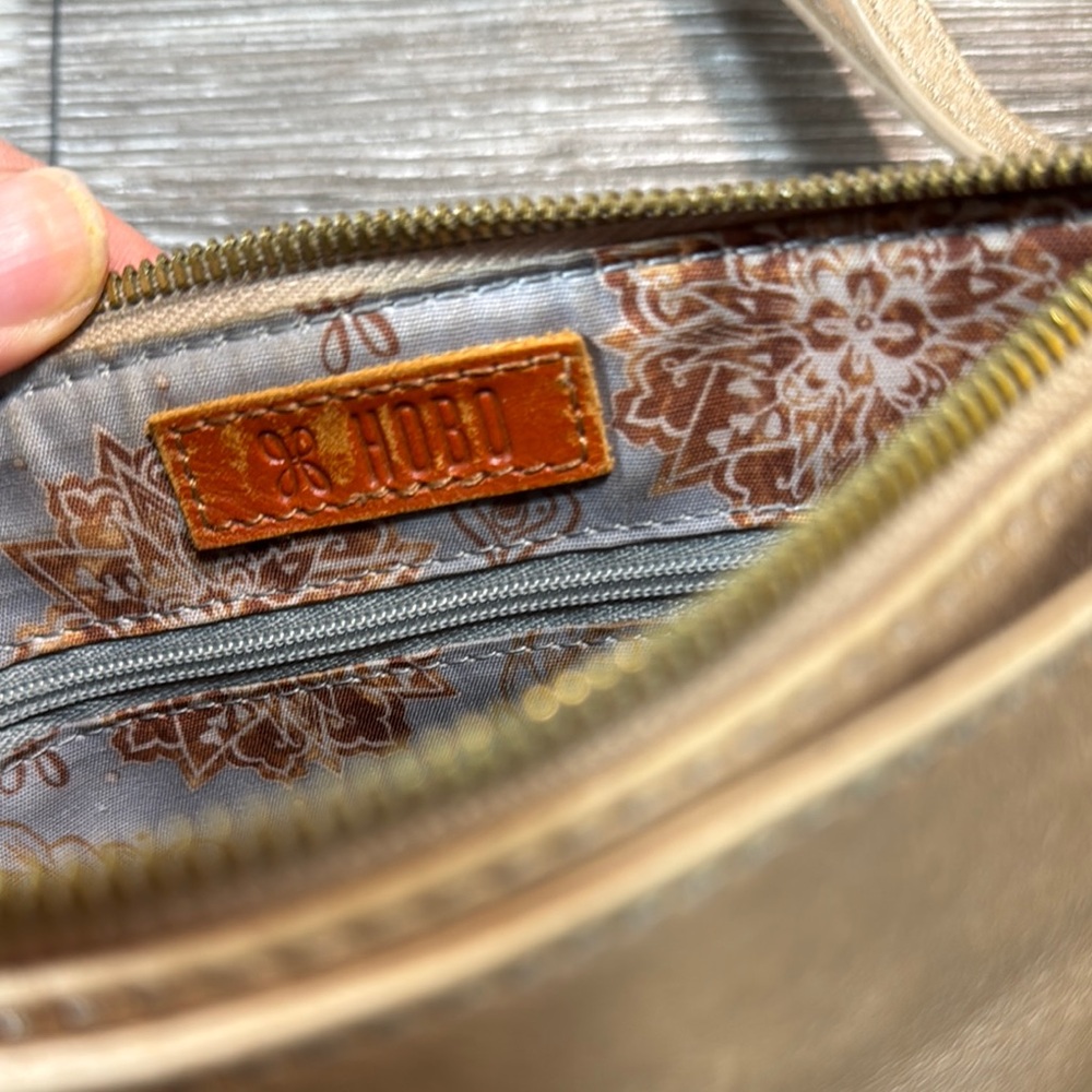 HOBO Elegant Tan Wristlet Clutch genuine leather - Picture 7 of 9